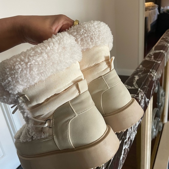 Forever21 Mickey Mouse shearling winter snow boots - Picture 4 of 9